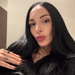 Meet your Posher, Derya